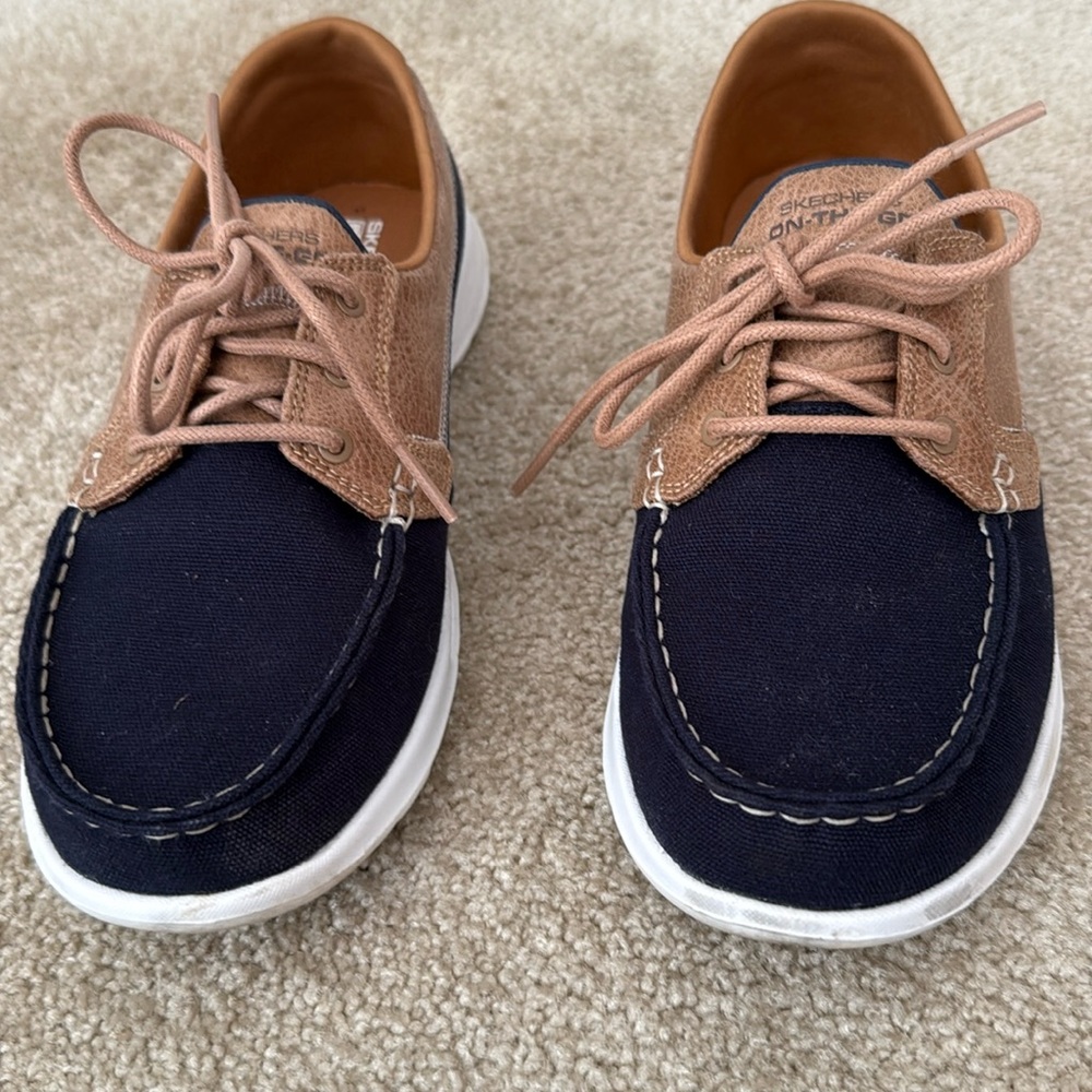 Sketchers goga max navy & tan, white sole, dressy loafer style soft shoes size 9